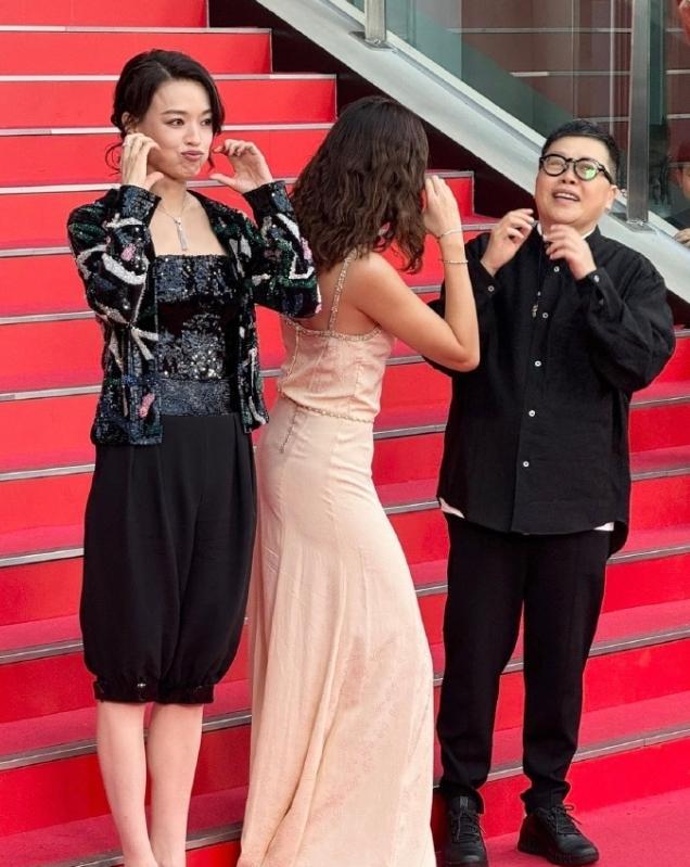 舒淇穿阿玛尼出席釜山电影节出红舒淇作为导演带着自己跌作品出席釜山电影节红毯，穿