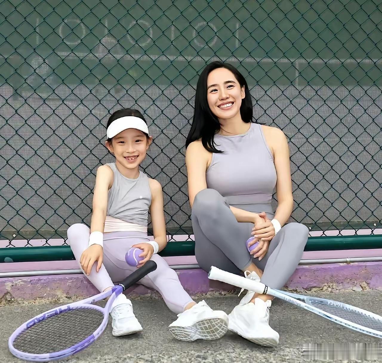 秋雅这是当妈了吗？这么久没有看到她拍的电影了，原来是回归生活了呀，这小孩应该就是