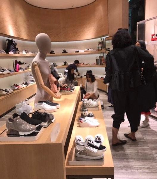 离婚后，章子怡又被拍到带着小苹果逛街了。这一幕不仅冲上了热搜，连一直针锋相对的