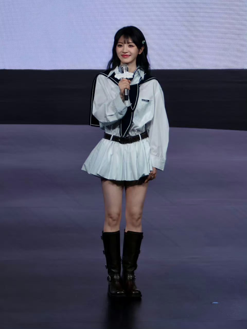 田曦薇今天线下商务活动美翻了，完全就是雪之公主👸