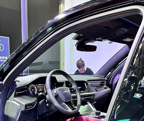今天拍到了，2025款奥迪Q6。乍一看，这辆车还是很有体