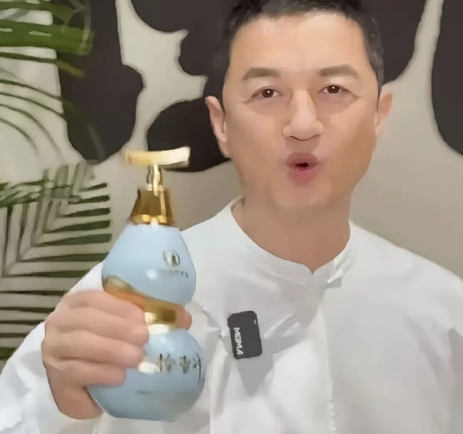 李亚鹏「拎壶冲」白酒翻车实录！经销商揭秘3大败笔：定价谜之自信+土味设计+硬蹭茅台？
