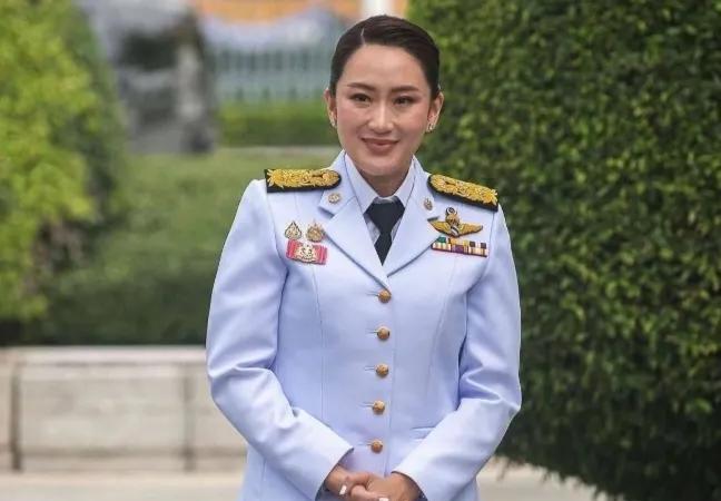 泰国总理佩通和洪森的通话被曝光，泰国很多党派要求佩通坦辞职，目前泰国自豪党已经在
