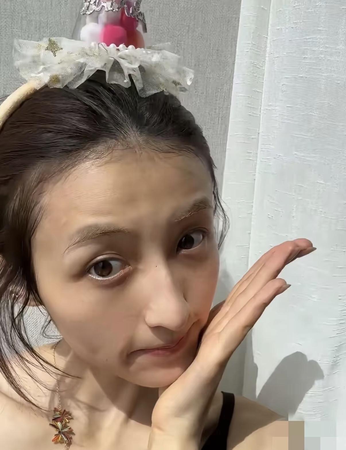 张子枫这组自拍第一眼以为是老太太，眼窝深陷、脸颊凹进去、皮肤暗沉发黄，整个人薄得