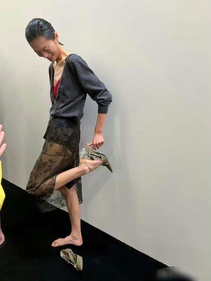 啊？大表姐刘雯咋瘦成这样了？仔细看，这不是她，是另一个model搞不懂为啥中国
