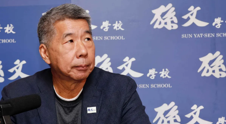 张亚中今日表示，有大陆网站传他退选、邱毅误信指遭刻意误导，强调为了重建救党德党魂
