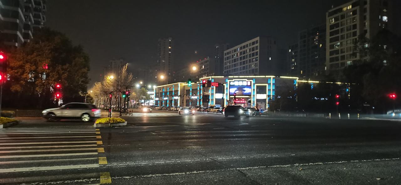 今天约一朋友喝酒，他刚出差北欧国家冰岛，欧洲国家希腊，途径法国、瑞士等国。说