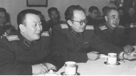 东北野战军出了三位大将，萧劲光后来当了海军司令员，黄克诚当了总参谋长，谭政是总政