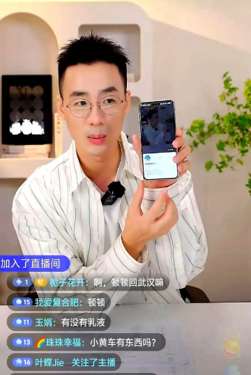 和董宇辉比，顿顿输在哪？敢给自己定下7000万的目标，在内心，他肯定是把董宇