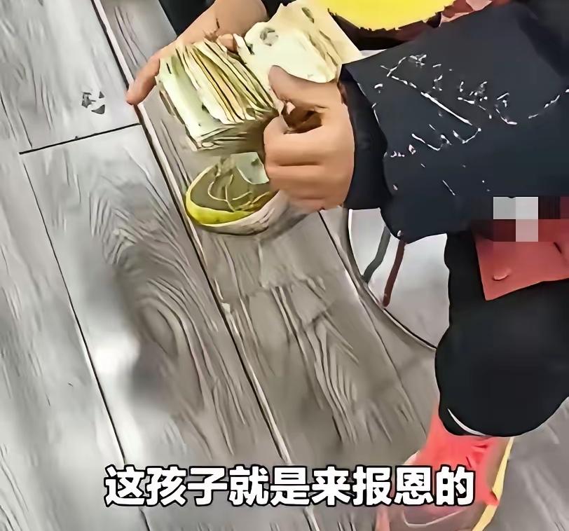 石家庄，一鞋店走进一个11岁男孩看鞋子，店主以为是陪父母在看没在意，当男孩拿着鞋