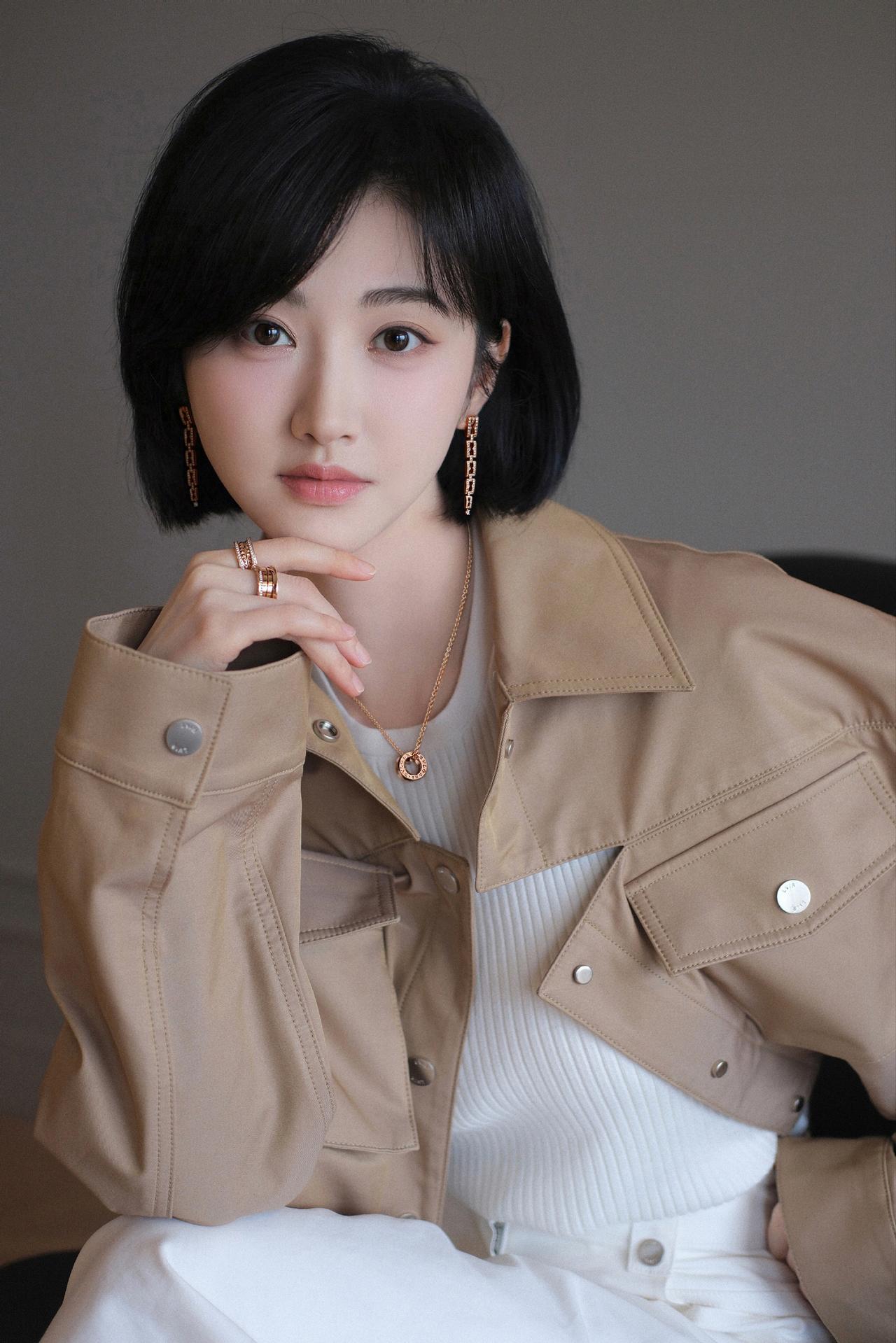 一个人长久保持单纯，未必是被保护得太好，本质是见识得太少。景甜将近四十岁，对男性