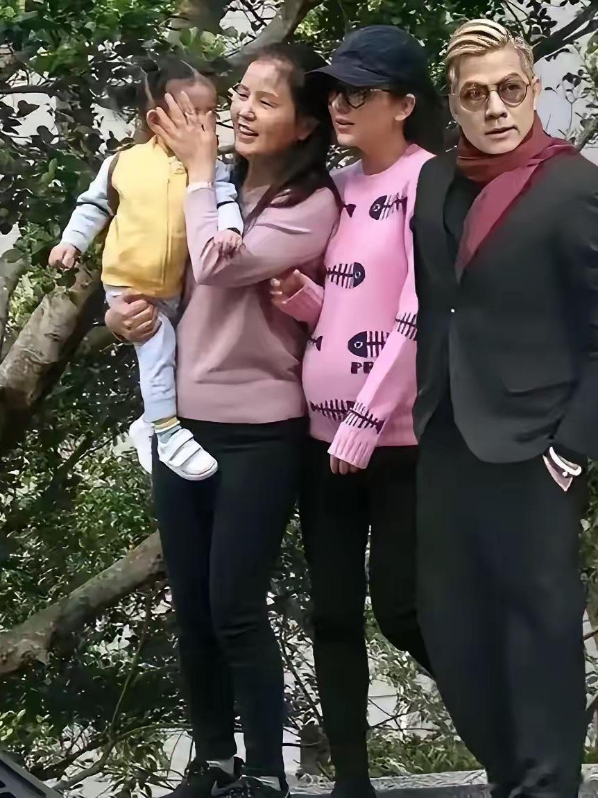 这是郭富城与岳母及妻女的同框照，一家幸福满满不过看照片郭富城看出老态来了，已经是