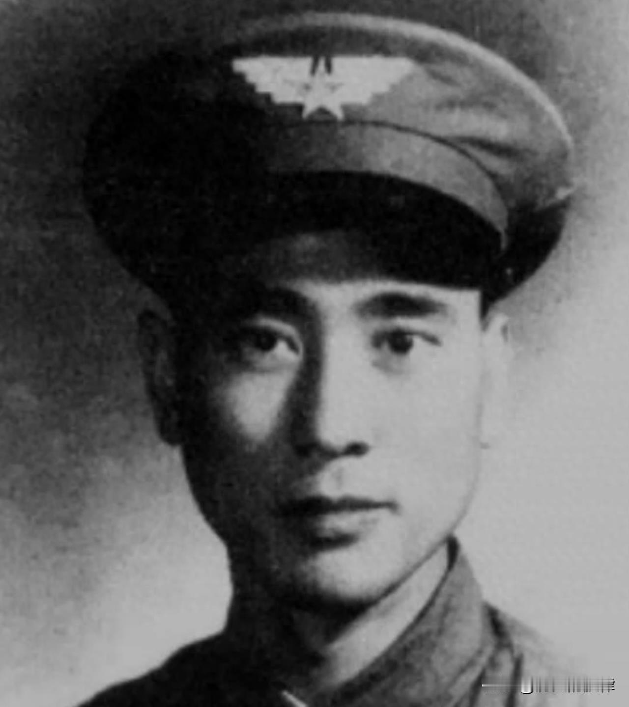 1949年解放军截获坠毁军机，飞行员一句“有惊喜”，打开舱门众人傻眼194