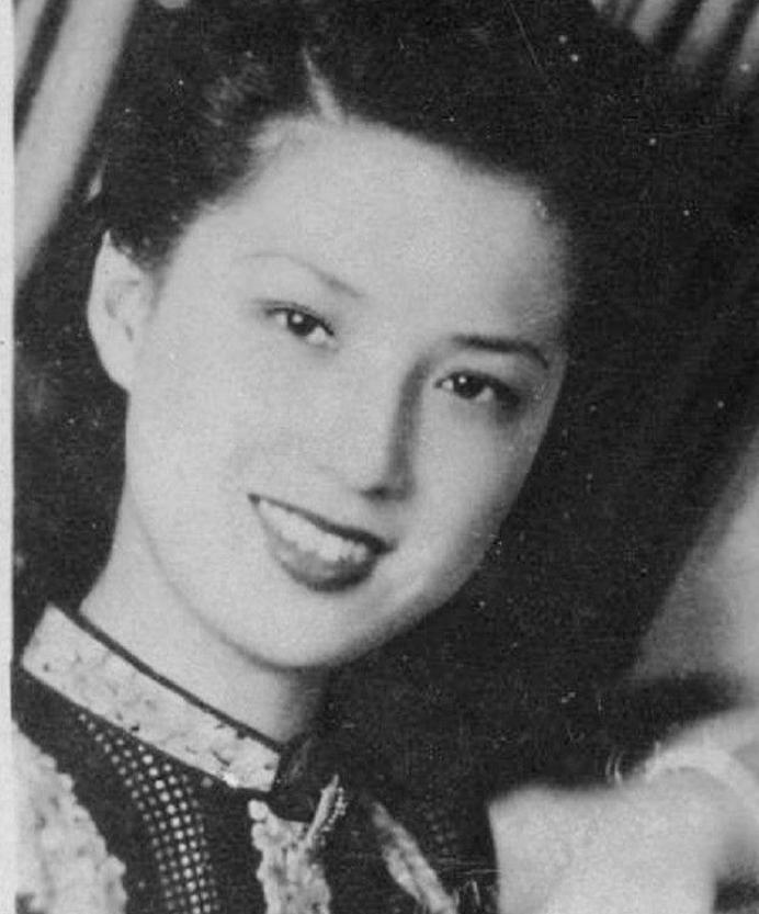 1974年，26岁的周荣鹤把62岁的蒋梅英搂在怀中强吻，无论蒋梅英费力挣扎，但都