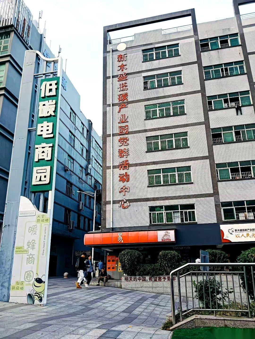 “一个月挣七八千的男人，根本养不起我。”办公室茶水间，饮水机正咕噜噜往杯子里注