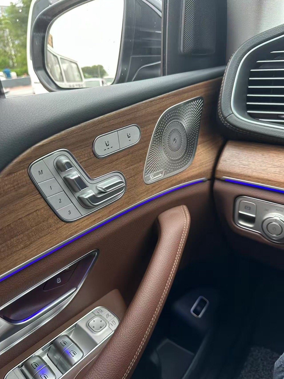 奔驰GLE450🚘✅优点：1.双12.3英寸高清显示屏将科技感与经典设计