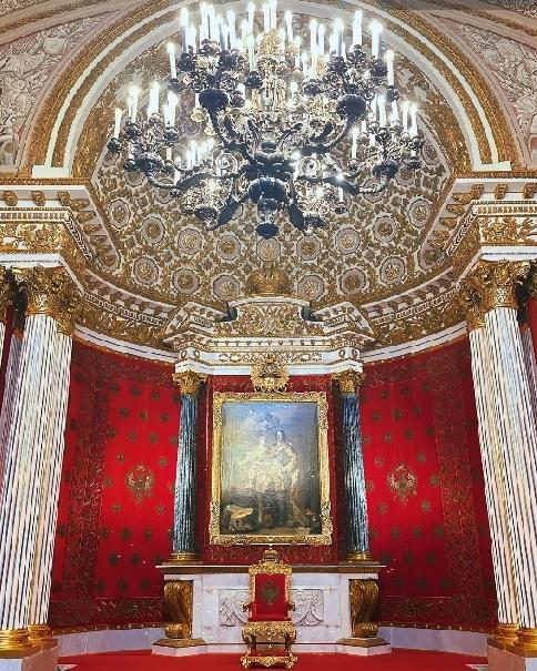 第一批拿到免签去俄罗斯的中产，刚落地就懵了——这哪是穷游啊！分明是去给当