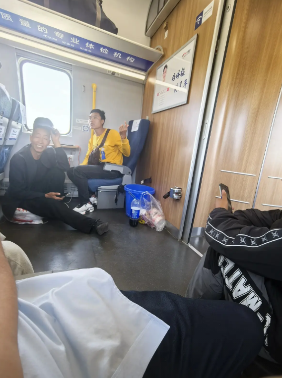 高铁上碰见了几个彝族人，聊了一会儿，有点颠覆我的认知！这几个人是凉山州美姑县的
