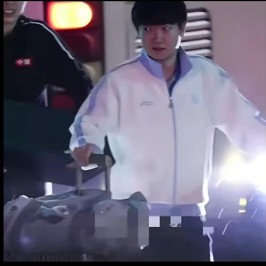 莎莎连夜赶回家过中秋，归心似箭的她就想爸妈了，赶得正巧，能好好陪父母过节。