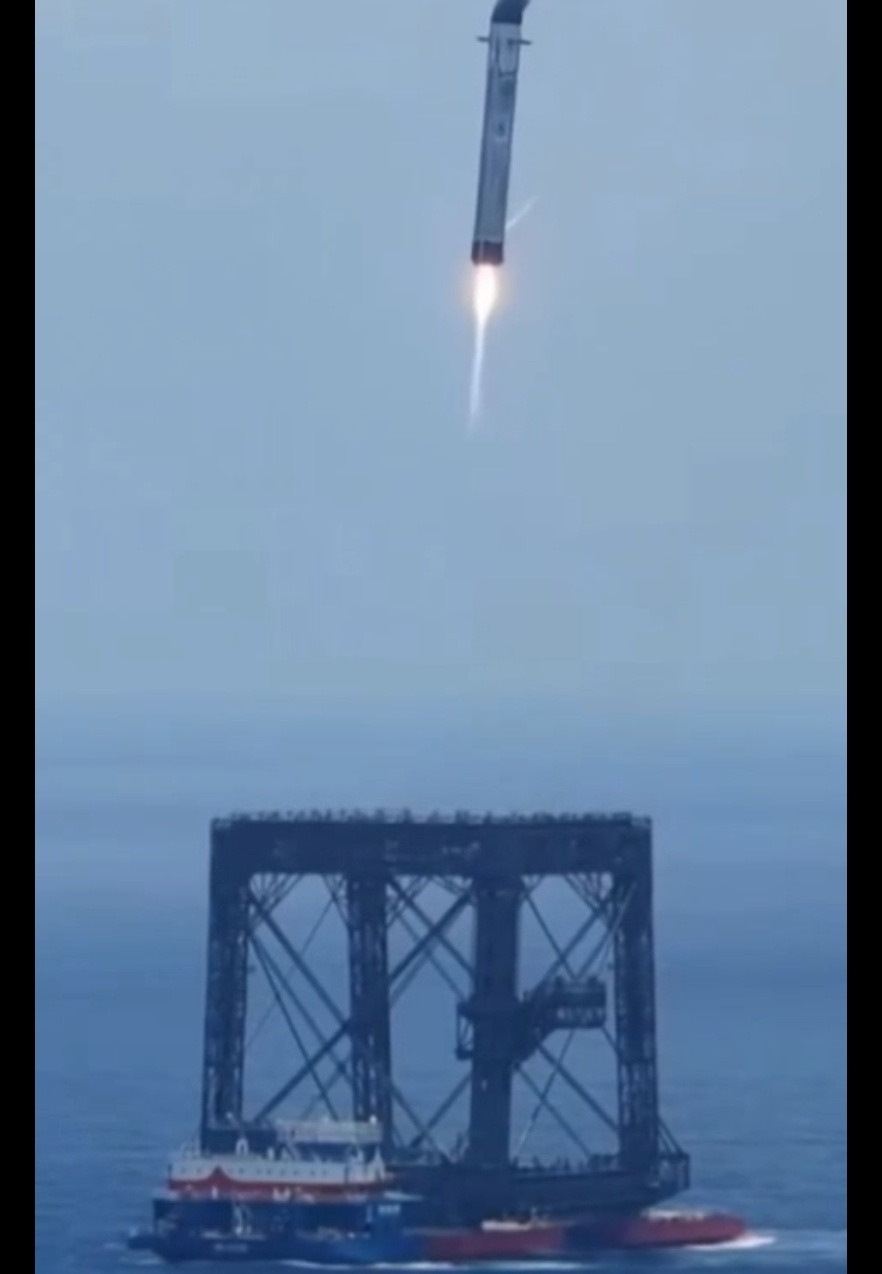 长征十号乙火箭回收成功姿态很稳，一次成功，以后在火星或月球的工作人员，搭乘火箭