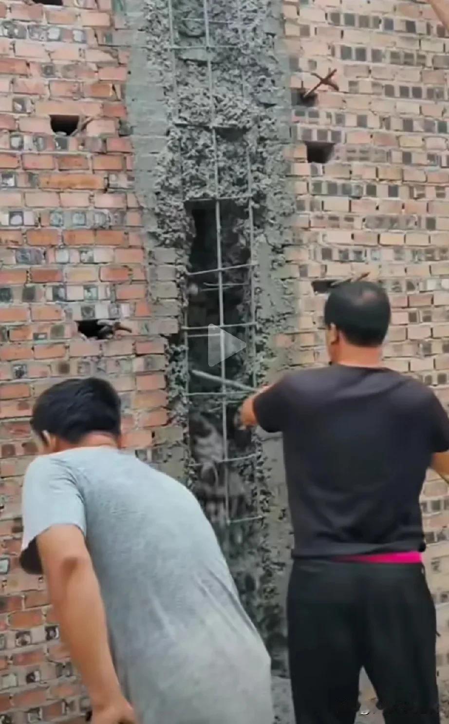 这可不能让亲戚帮你盖房子。邻居家要盖房子，他老表有个建筑队，邻居的活儿就让他承包