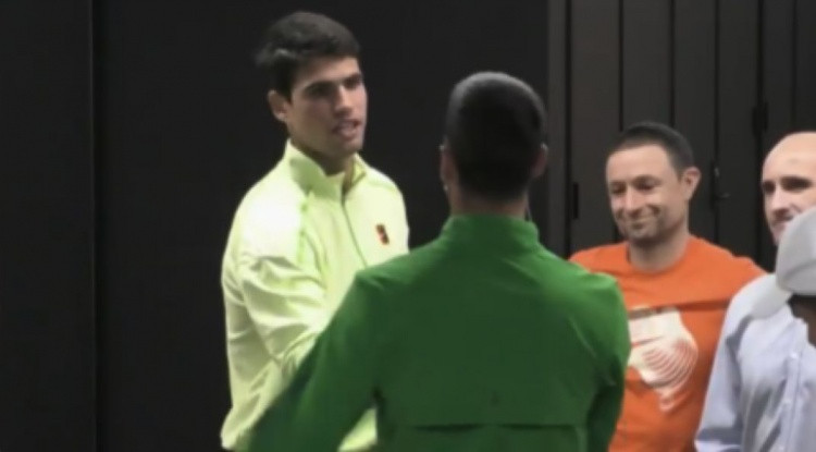 这下决赛见了! 在阿卡晋级澳网决赛后, 德约科维奇亲自祝贺了他