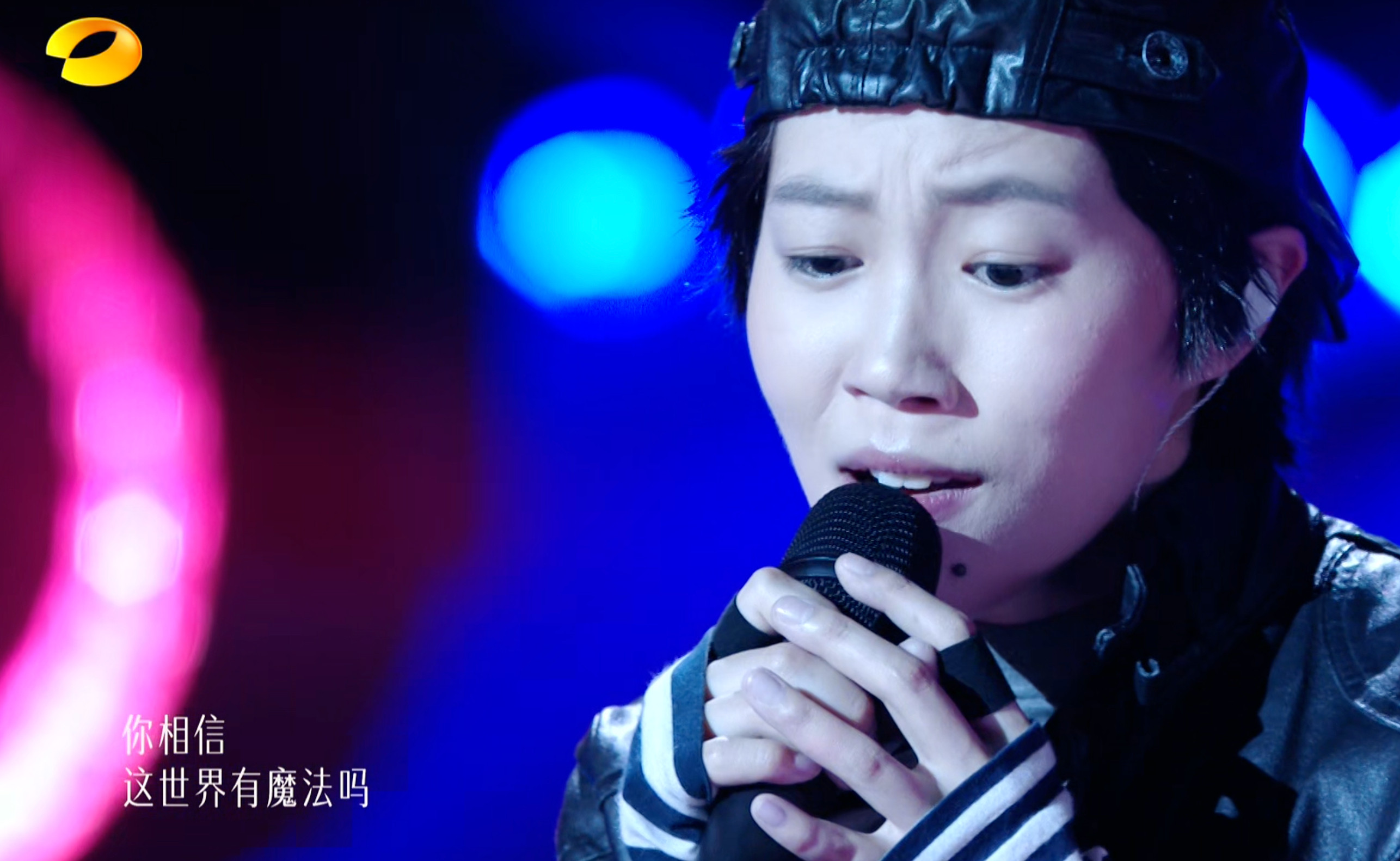 窦靖童王菲的声音唱窦唯我知道她一直都在努力不活在父母的“影子”里，但基因是强