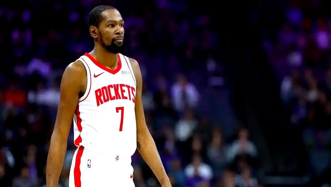 杜兰特距离历史得分王梦只差不多两千分，照这个速度没几场就能追上。这个数字虽不算绝