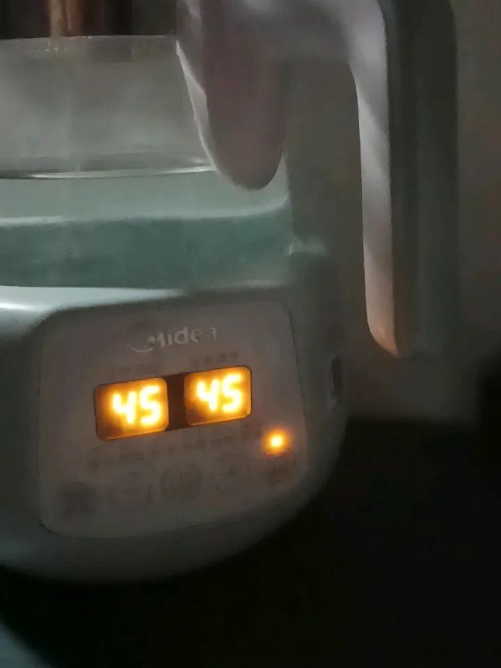 别让无知害了孩子，宝妈都知道给孩子冲奶用水温45°度。你可曾知道，45°度水
