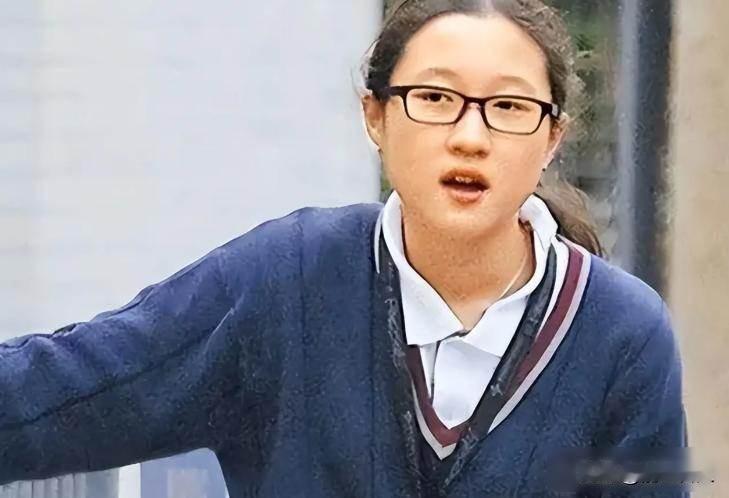 她睡桥洞，他拍新片，没人问她是谁吴卓林十六岁那年报了警，说妈妈打她，警察来了