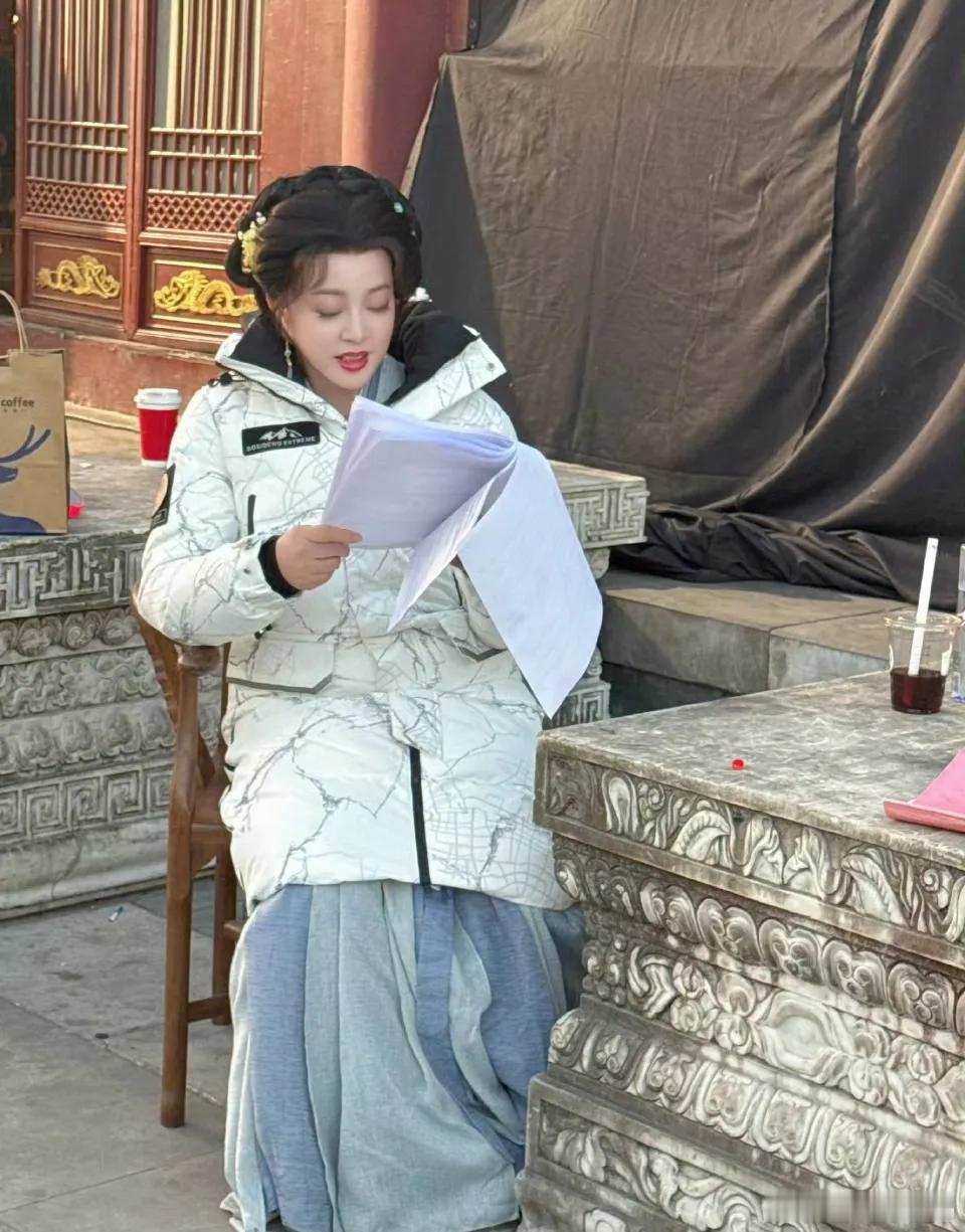 刘晓庆新剧剧照引发关注，空气刘海配双丫髻的造型显得格外年轻，网友纷纷表示认同。这