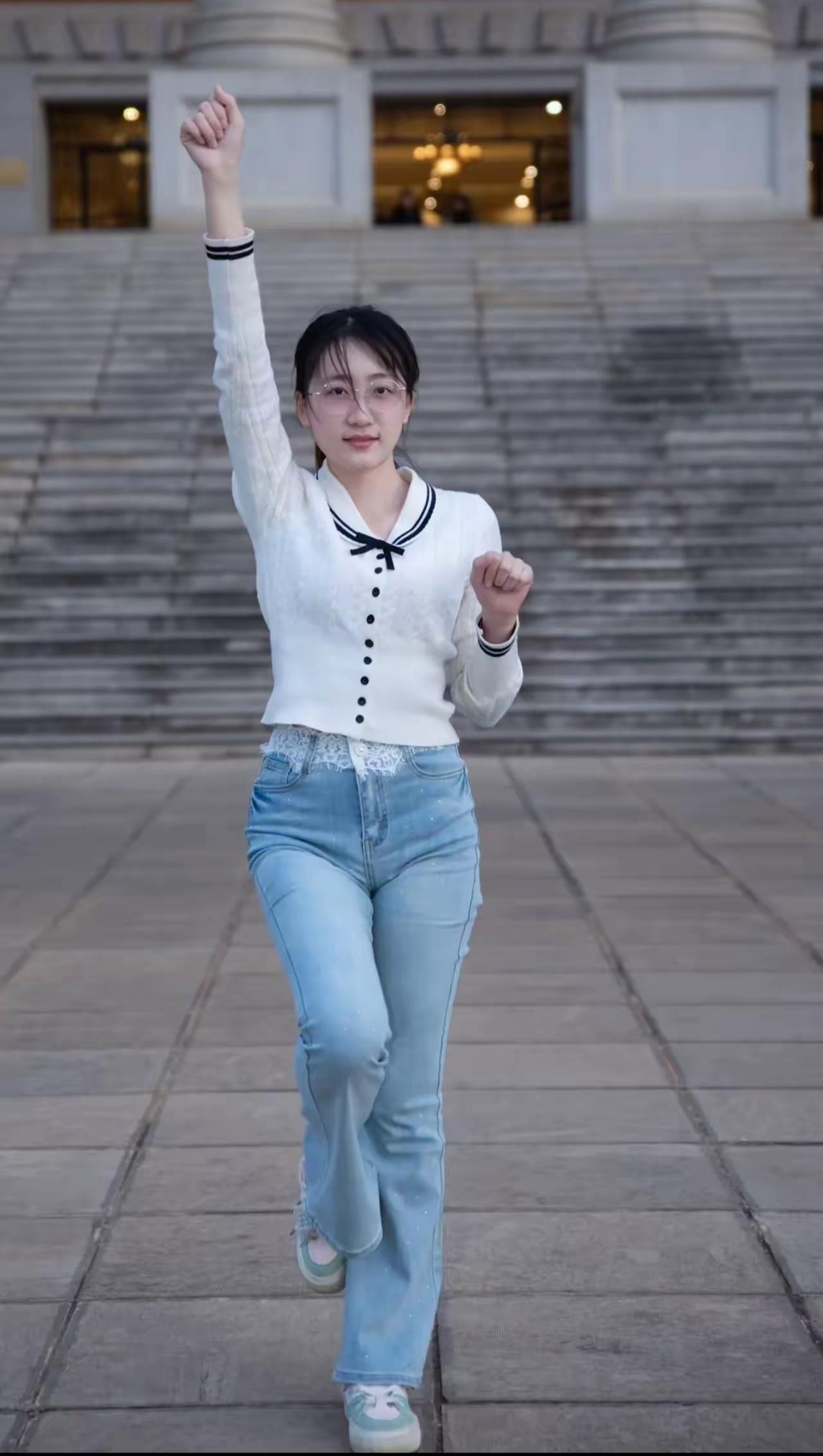 元气少女，活力满满，一起迎接新的一天！🌞💪👟👖👗