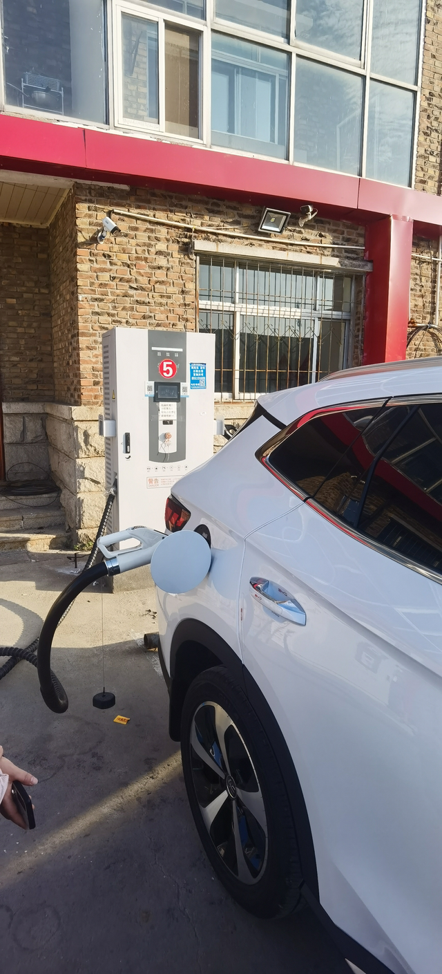 新手充电尴尬事第一次充电是在小区，停车后充的，慢充，感觉还挺简单。想在外面试试