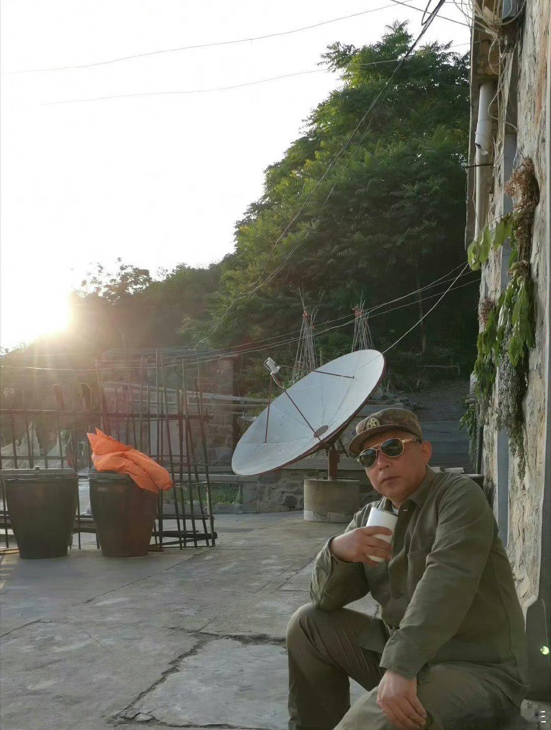 今夜读到一句话，感触颇深。人是一个一个地活着，但人活的，不是个体，而是时代，