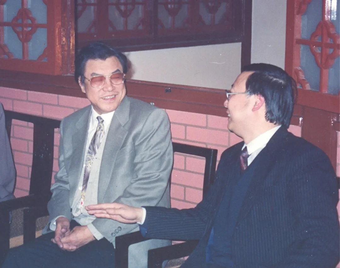 与大领导独处时怎么找话题？