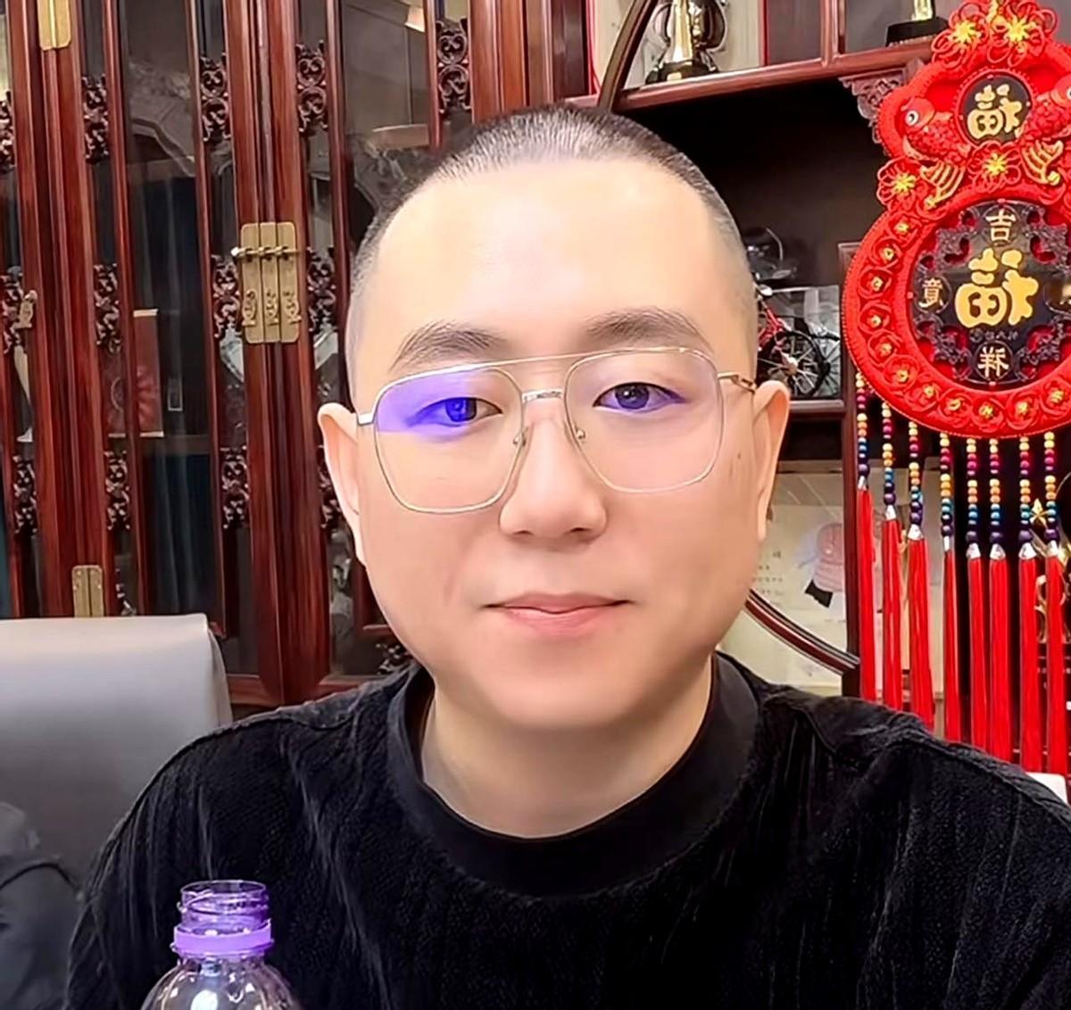 球球刷火箭，王小源当场拒收。不是不给面子，是这饭碗不能再靠人情喂了。直播圈以