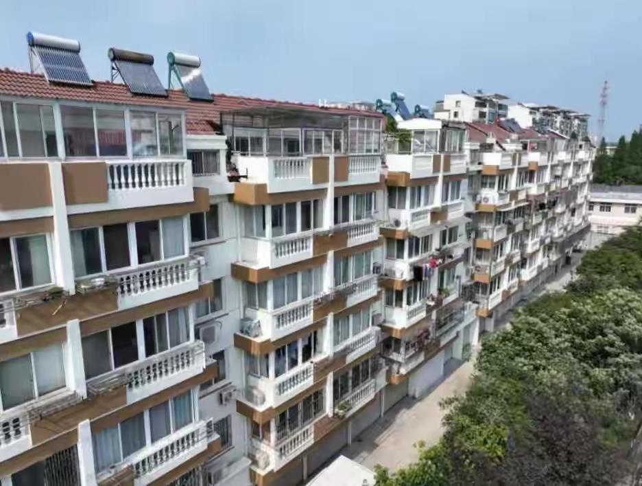 “老破小”突然成了香饽饽：当学区、地铁、烟火气一起砸向40㎡，谁在悄悄改命？