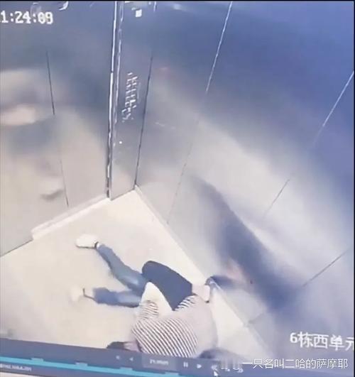 女子为等人霸占电梯，被乘客暴力推出！这场电梯冲突，暴露了多少人的“规则漠视症”