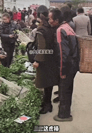 一家人嘛？这女的没感觉后面有人！[呲牙笑]