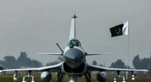 歼-10C与F-16V谁更厉害？这个问题看起来是在比较两架单发、中型、四代半战斗
