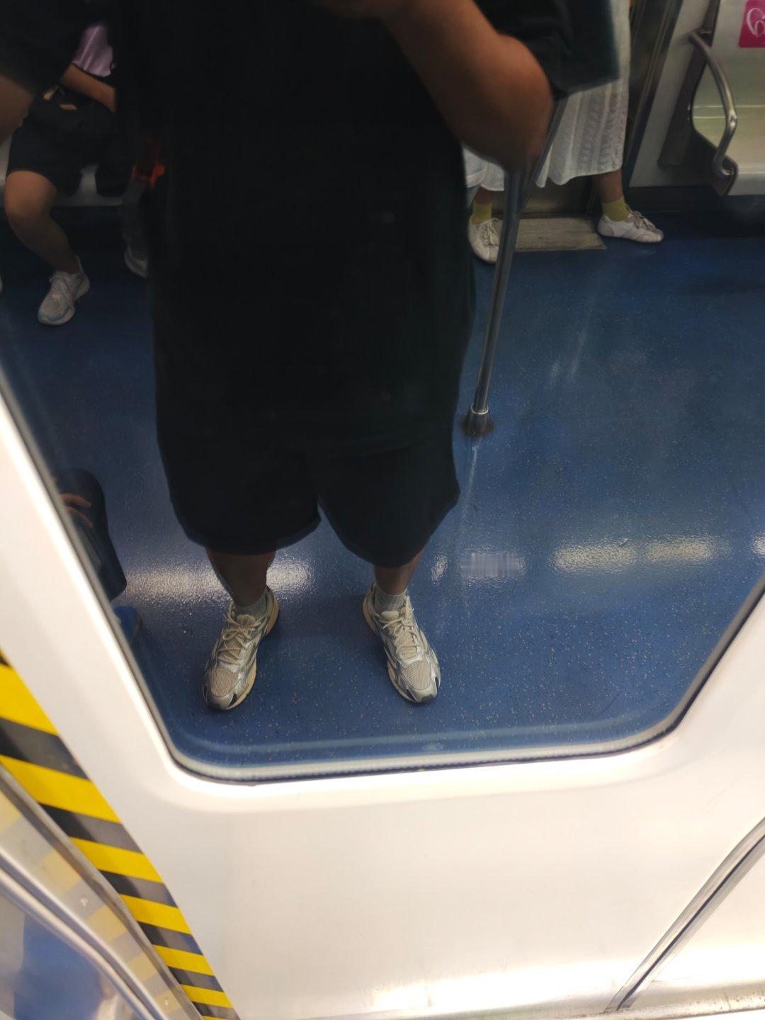 卧槽！欧哥差点被打！事情是这样的：只怪AirPods4降噪太牛逼了。欧哥刚才在坐