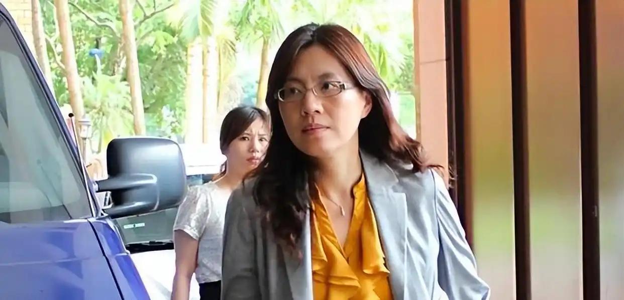 看到“终身追责”这四个字狠狠贴在陈舒怡脑门上，我不厚道地笑了。​平时穿着法袍，