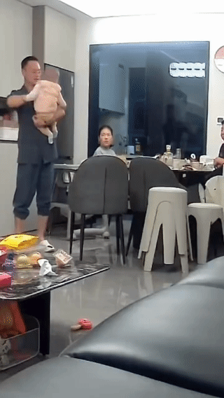 小孩突然从爸爸手里滑落！孩子的爸爸下意识的反应竟然是抬腿去踢？最后孩子还是坠