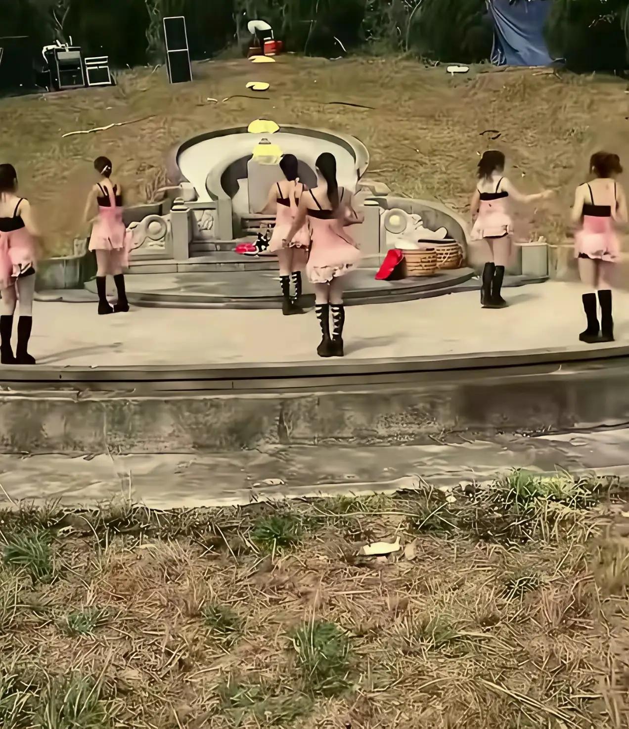 这搞的什么玩意儿？会把老祖宗气得从古墓里爬出来的！看到这场景，气就不打一处来。曾