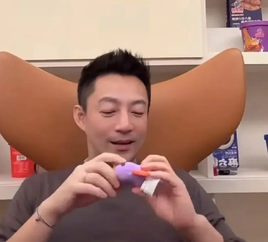 小箖儿反应速度太快了，人小鬼大的汪小菲拿着女儿刚买回来的玩具，给箖儿看，调侃