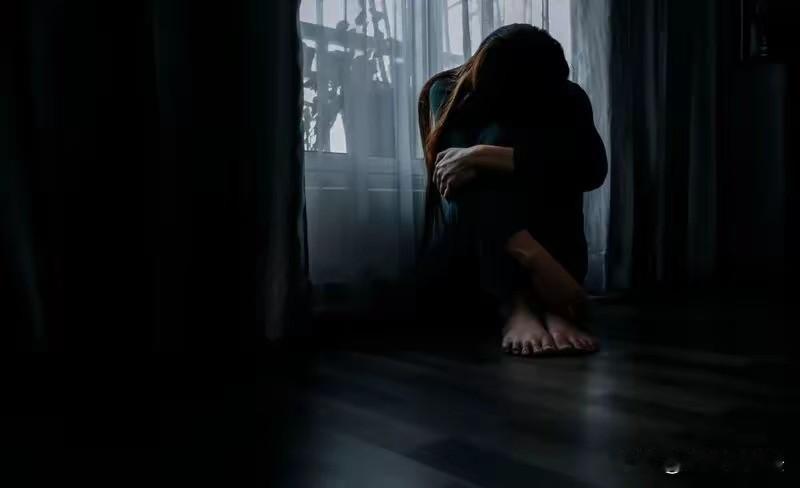 广州深圳，女子的公司一男同事竟与她住在一栋楼里，虽两人公司及住所经常碰面，但两人