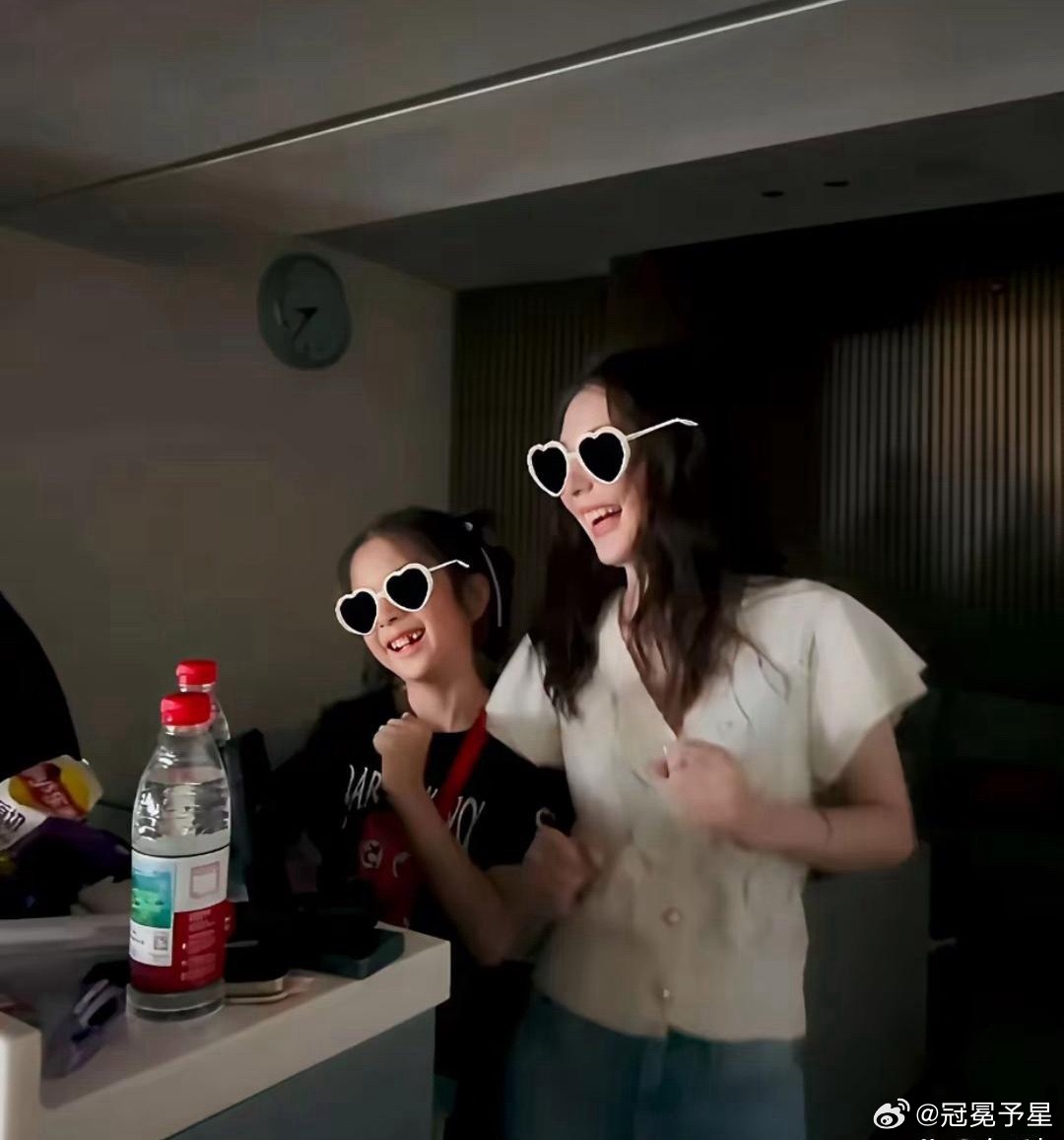 方媛在社交平台晒视频，在家和大女儿一起跳女团舞，母女俩真的一模一样啊，都是高颜值