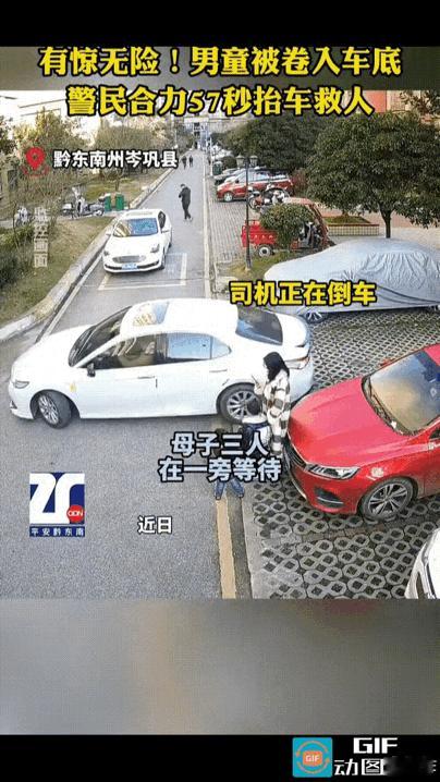 宝妈低头看手机，身后幼子遭车辆碾压，一次分心毁掉一个家庭宝妈带着两个宝宝在小