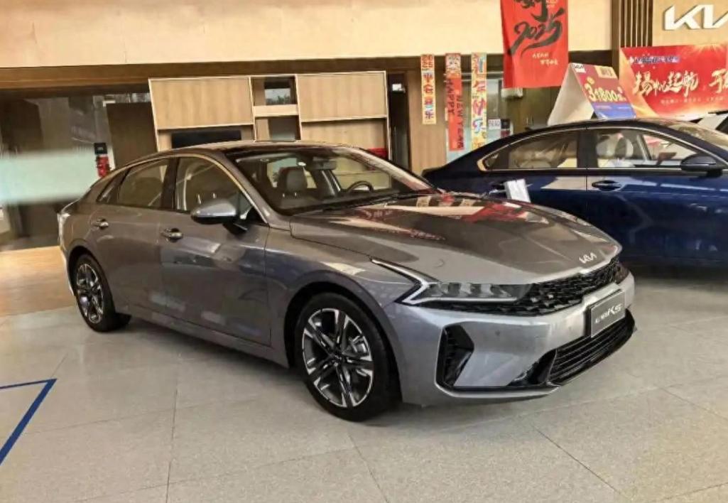 73台。这是起亚K5在2025年5月交出的成绩单。一台车长近5米、轴距2.9米的