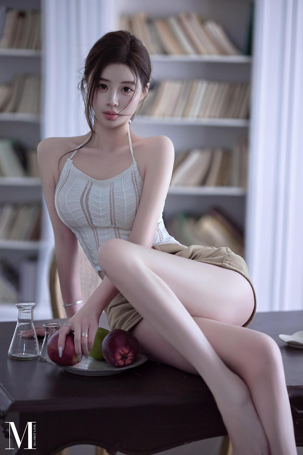 她斜倚在雕花木桌旁，像一首未完成的十四行诗。-米白色针织吊带上衣勾勒出轻盈的